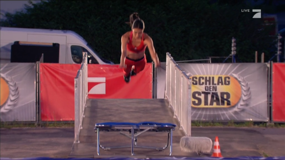 Rebecca Meyer salta più atleticamente che su un trampolino.