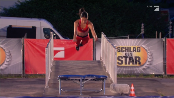 Rebecca Mir springt athletischer vom Trampolin ab.