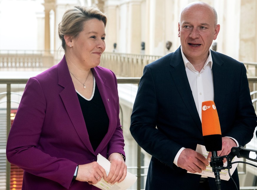 29.03.2023, Berlin: Franziska Giffey (SPD), Regierende Bürgermeisterin von Berlin, und Kai Wegner (CDU), Vorsitzender der CDU Berlin, sprechen mit Journalisten. Nach einer weiteren Runde der Koalition ...