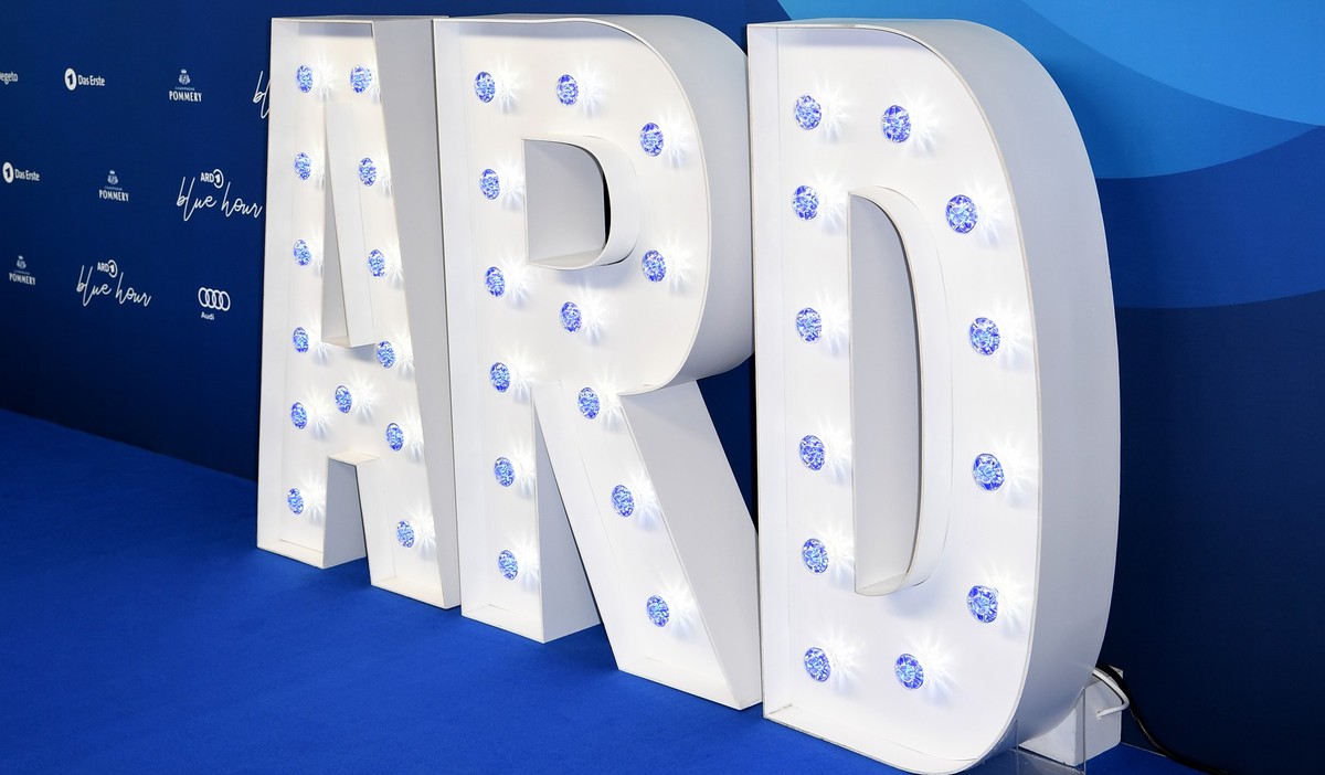 ARCHIV - 21.02.2020, Berlin: 70. Berlinale, Party Blue Hour: Ein übergroßes ARD Logo ist aufgestellt. Die ARD will viele hochkarätige Serien und Filme in Zukunft zuerst streamen und dann erst zu einer ...