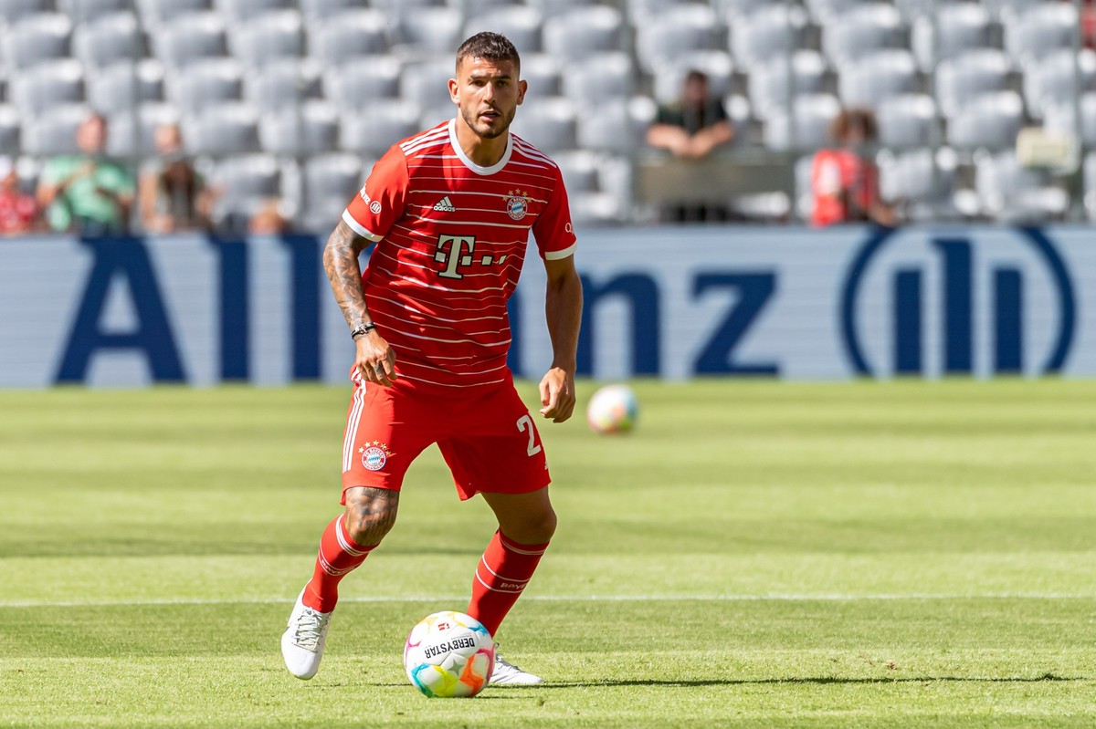Nur Lucas Hernández scheint seinen Platz in der Münchener Innenverteidigung aktuell sicher zu haben.