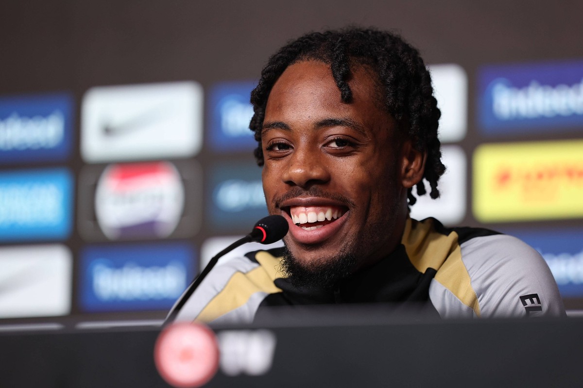 Sport Bilder des Tages Frankffurt am Main am 28.01.2025 xJAx Pressekonferenz zur Vorstellung von Elye Wahi, PK-Raum im ProfiCamp im Deutsche Bank Park v.l., Elye Wahi w�hrend der Pressekonferenz, lach ...