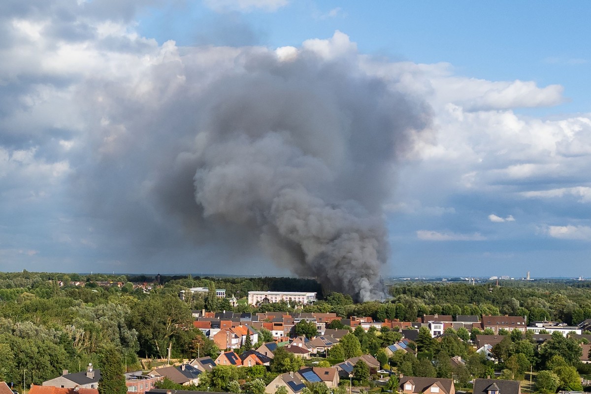 16.07.2025, Belgien, Boom: Rauch, verursacht durch ein Feuer auf dem Festivalgelände des Tomorrowland-Festivals für elektronische Musik in Boom. Das erste Wochenende des Festivals findet vom 18. bis 2 ...