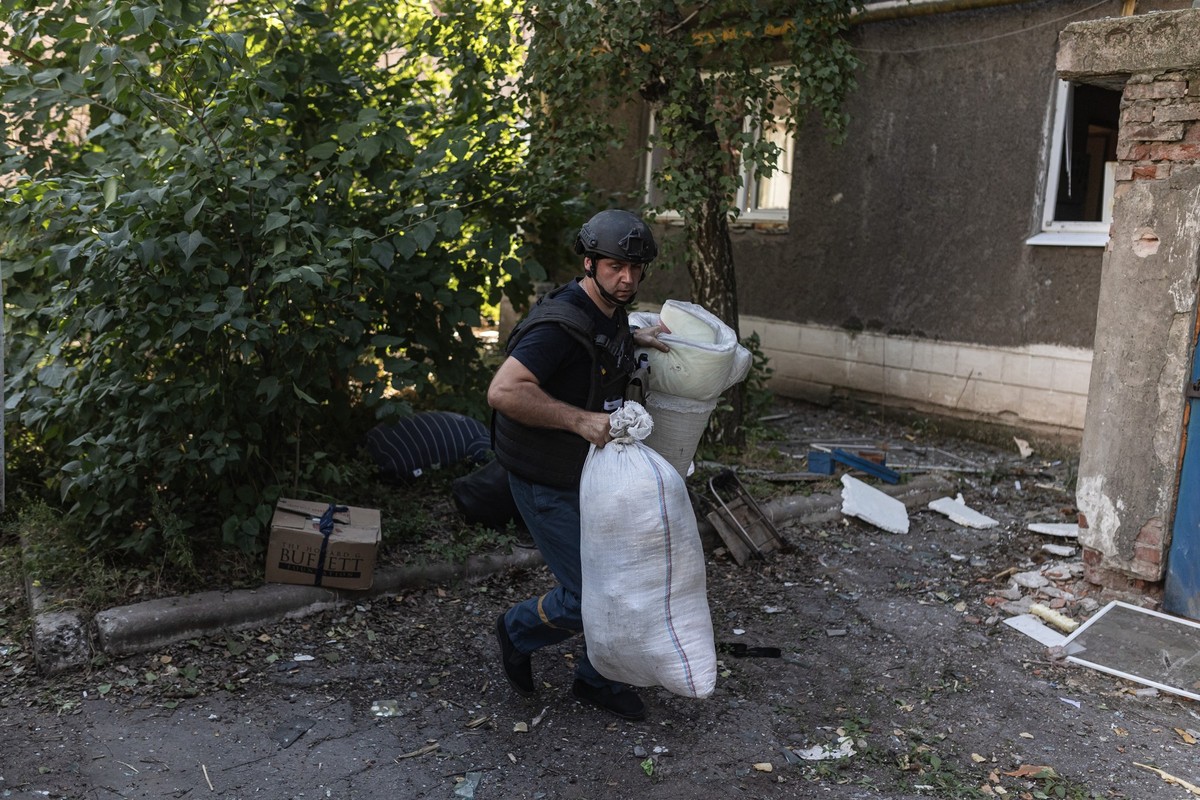 TORETSK, UKRAINE - JULY 29: A Ukrainian emergency service workers help civilians to evacuate as the war between Russia and Ukraine continue in Toretsk, Ukraine on July 29, 2024. Diego Herrera Carcedo  ...
