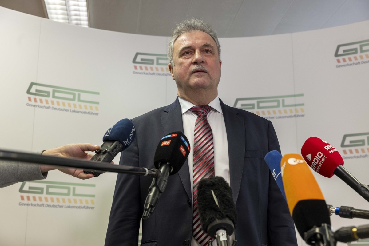 08.01.2024, Hessen, Frankfurt/Main: Claus Weselsky, GDL-Chef, während einer Pressekonferenz in der Frankfurter Gewerkschaftszentrale, die Lokführergewerkschaft GDL hat ihre Mitglieder zu mehrtägigen S ...