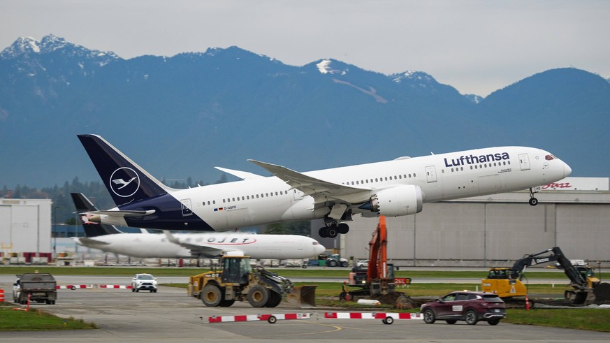 November 21, 2023, Richmond, British Columbia, Canada: A Lufthansa Boeing 787-9 Dreamliner jetliner D-ABPD takes off from Vancouver International Airport. Richmond Canada - ZUMAs202 20231121_aap_s202_ ...