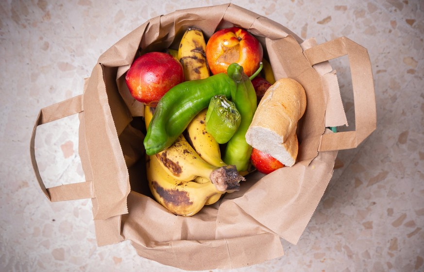 Verderbendes Obst und Brot in einem M