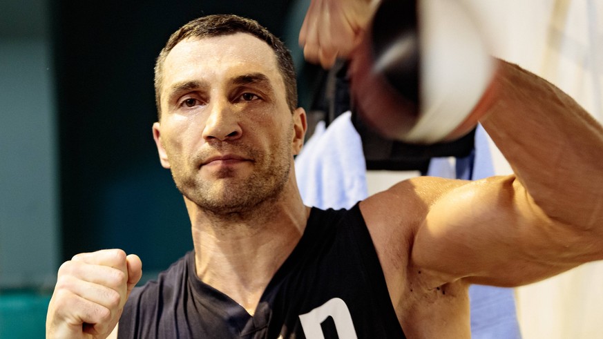 06.04.2017, Stanglwirt, Going, AUT, Wladimir Klitschko, Training, Kampfvorbereitung gegen Joshua, im Bild Wladimir Klitschko an der Boxbirne // Wladimir Klitschko during a practice session withon the  ...