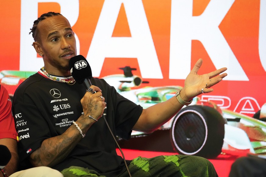 27.04.2023, Aserbaidschan, Baku: Motorsport, Formel-1-Weltmeisterschaft, Pressekonferenz des Weltverbands vor dem Grand Prix von Aserbaidschan: Lewis Hamilton aus Großbritannien vom Team Mercedes-AMG  ...