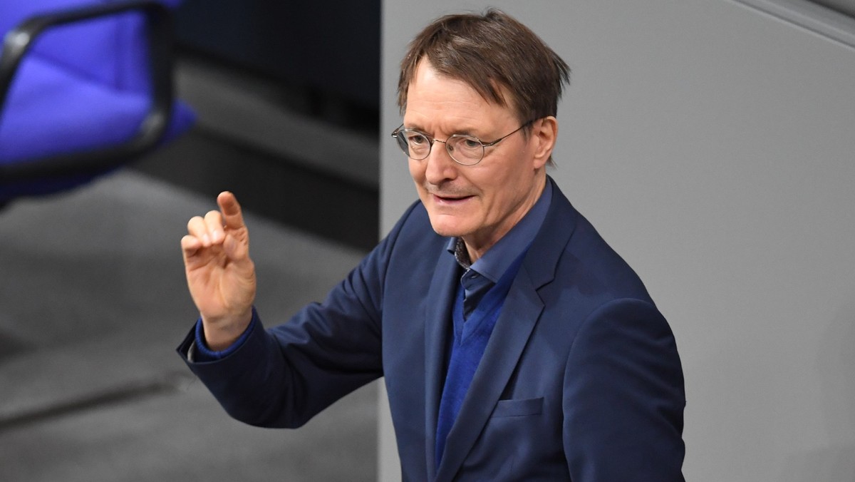 18.10.2023, Berlin: Karl Lauterbach (SPD), Bundesminister f