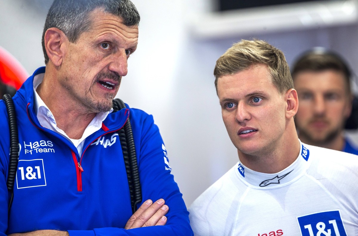 SCHUMACHER Mick F1 Team Haas mit Teamchef von Haas STEINER Guenter FIA Formal 1 GP Holland 2022 am 02.09.2022 in Zandvoord *** SCHUMACHER Mick F1 Team Haas with team boss of Haas STEINER Guenter FIA F ...