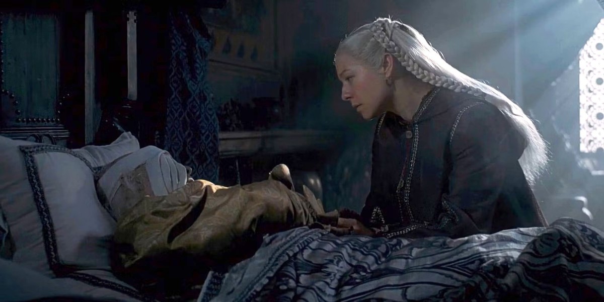 Viserys wird von seiner Tochter am Bett besucht.