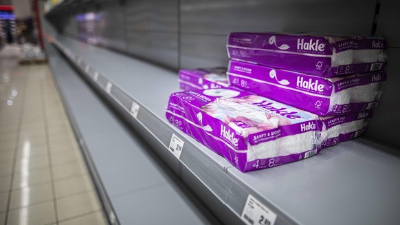 Einzelne Packungen Toilettenpapier liegen in einem leeren Regal in einem Supermarkt in Niesky, 13.03.2020. Aufgrund der Ausbreitung des Corona-Viruses kommt es zu Hamsterkaeufen, unter anderem von Des ...