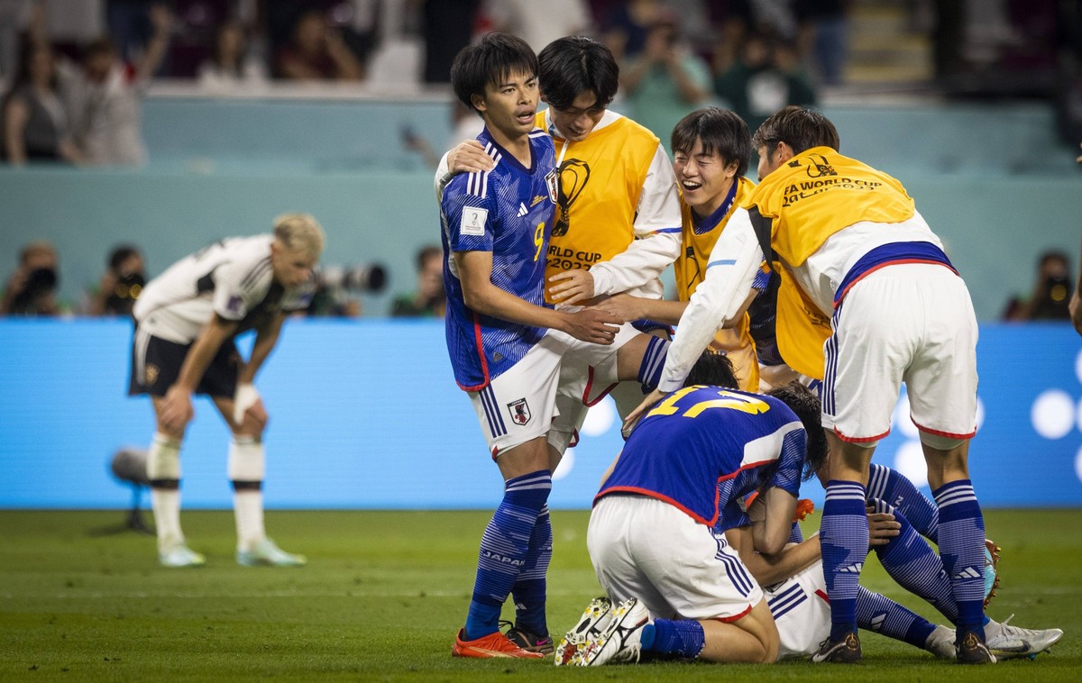 Doha, Qatar. 23rd Nov, 2022. Jubel: Kaoru Mitoma Japan Germany - Japan World Cup 2022 in Qatar 23.11.2022 Credit: Moritz M�ller *** Doha, Qatar 23rd Nov, 2022 Cheers Kaoru Mitoma Japan Germany Japan W ...