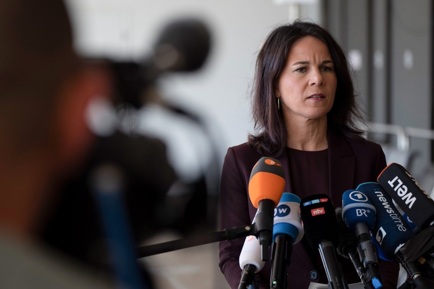 17.04.2024, Israel, Tel Aviv: Die deutsche Außenministerin Annalena Baerbock (Bündnis 90/Die Grünen) hält eine Rede vor Journalisten auf dem internationalen Flughafen Ben Gurion. Foto: Leo Correa/AP/d ...