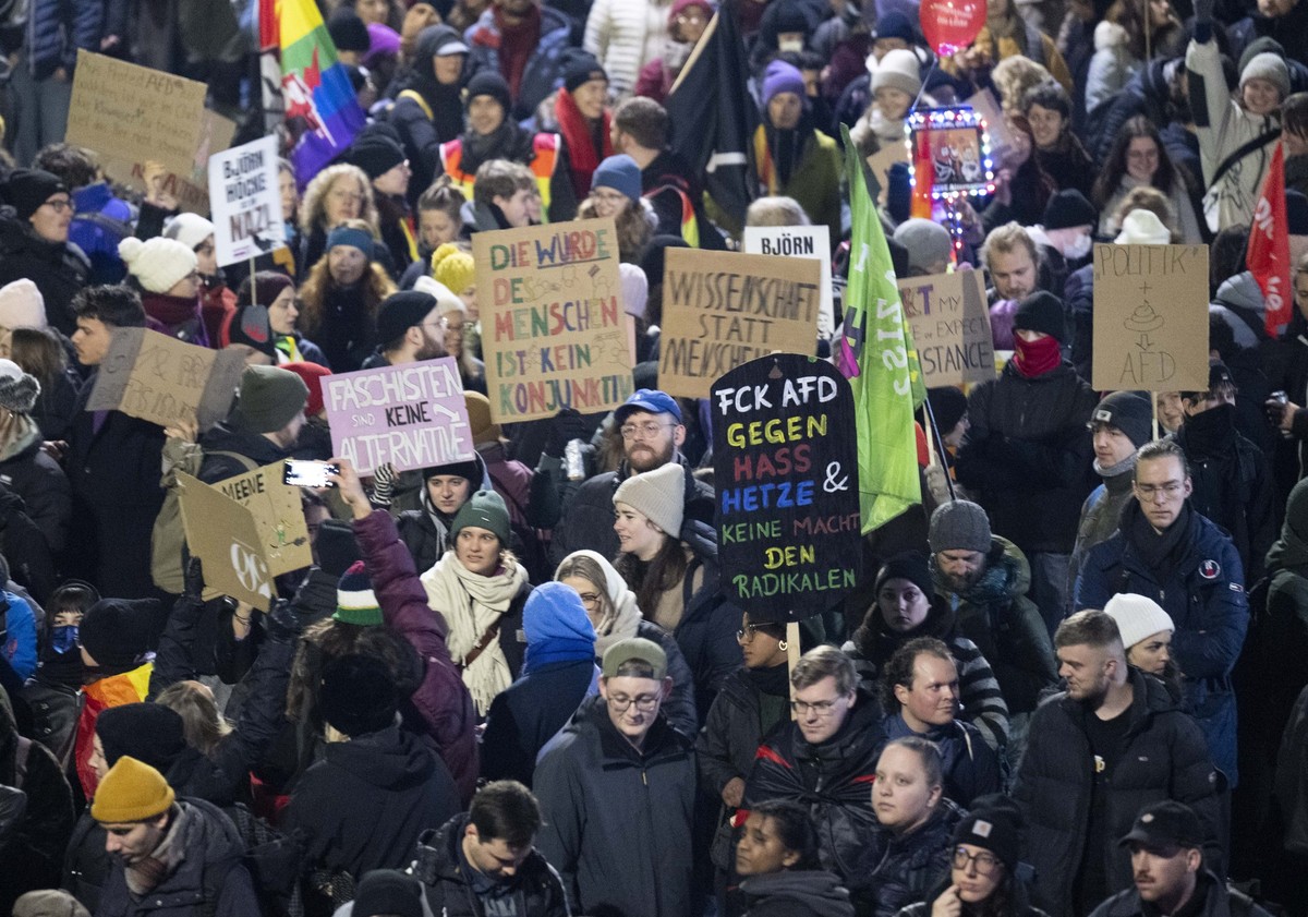 29.11.2025, Hessen, Gießen: Teilnehmer unterschiedlicher Organisationen protestieren in Gießen gegen die Gründungsversammlung der neuen AfD-Jugendorganisation. Die Demonstration wird von einem massive ...