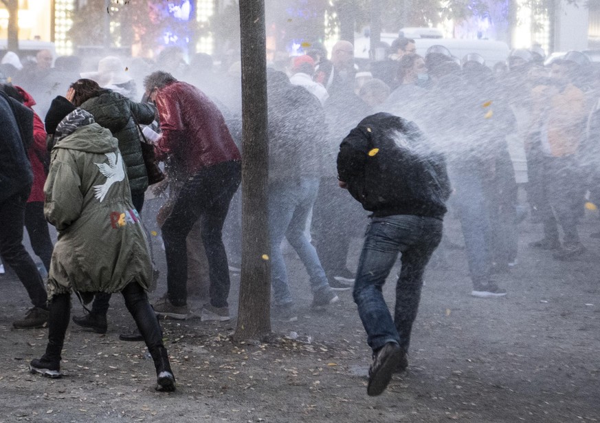 14.11.2020, Hessen, Frankfurt/Main: Die Polizei setzt Wasserwerfer gegen Teilnehmer der Querdenken-Demonstration unter dem Motto &quot;Kein Lockdown f
