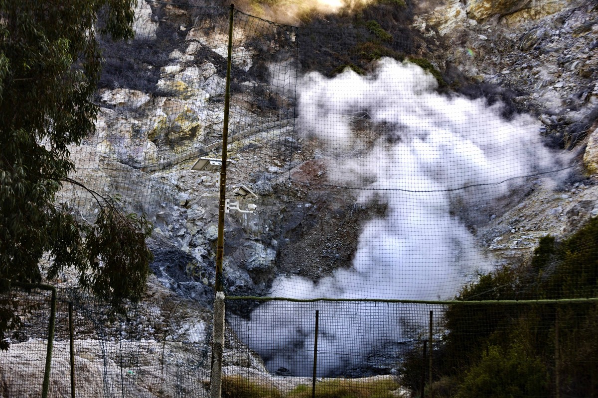 News Bilder des Tages Earthquake in Naples Campi Flegrei, the strongest shock in the last 40 years Earthquake in Naples Campi Flegrei the strongest tremor in the last 40 years the fumaroles of the sol ...