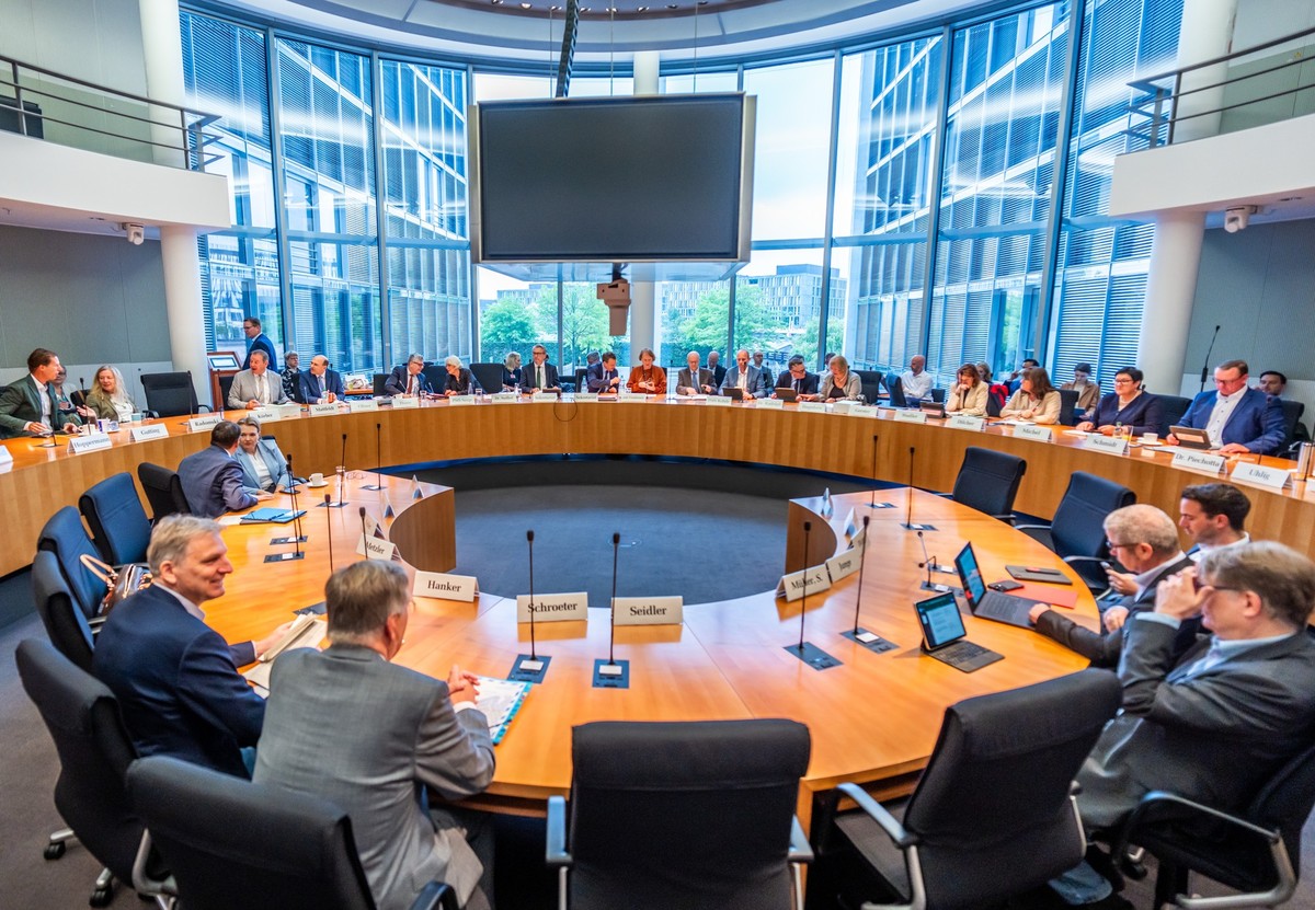 08.07.2025, Berlin: Der Haushaltsausschuss im Bundestag tagt mit Margaretha Sudhof, Sonderermittlerin zu Corona-Maskenbeschaffungen. Sudhof hatte sich in einem Sonderbericht kritisch zur Art der Maske ...