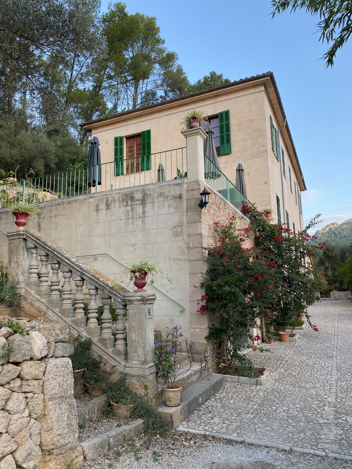 PRODUKTION - 08.10.2022, Spanien, Mallorca: Die Ferien-Finca Sa Maniga liegt auf Mallorca im Tramuntana-Gebirge in der N�he der malerischen Stadt Bunyola. Die Seele des Hauses ist Antonia Llado, die s ...