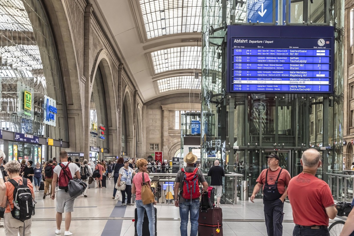 Hauptbahnhof Leipzig. Bahnsteighalle. Viel los in den Bahnhöfen. Wie hier am Hauptbahnhof Leipzig beschert das 9-Euro-Ticket der Bahn ein starkes Aufkommen an Fahrgästen. // 19.06.2022: Deutschland, S ...