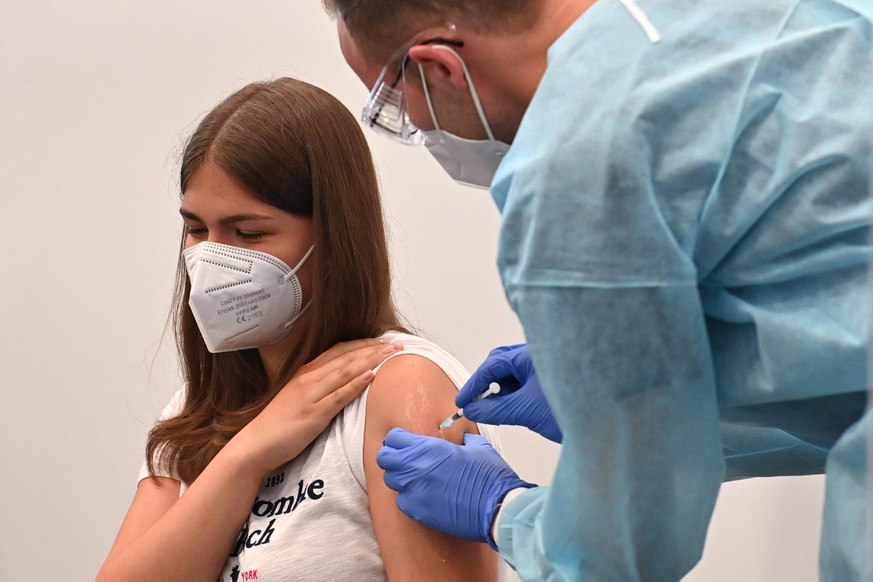 Eine Schuelerin,Jugendliche wird geimpft. Impfstarts von Schuelerinnen und Schuelern der Abschlussklassen in Muenchen am 12.07.2021. Ministerpraesident Dr.MarkusSoeder,Gesundheitsminister Klaus Holets ...