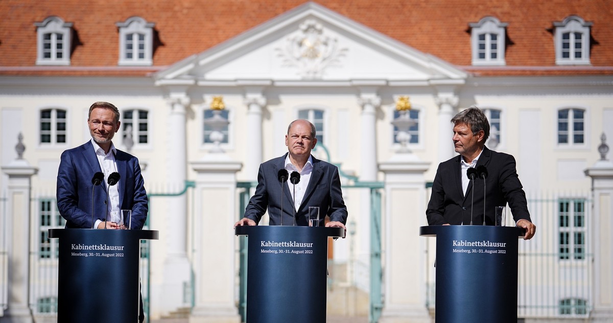 31.08.2022, Brandenburg, Meseberg: Bundeskanzler Olaf Scholz (M, SPD), Robert Habeck (r, Bündnis 90/Die Grünen), Bundesminister für Wirtschaft und Klimaschutz, und Christian Lindner (FDP), Bundesminis ...