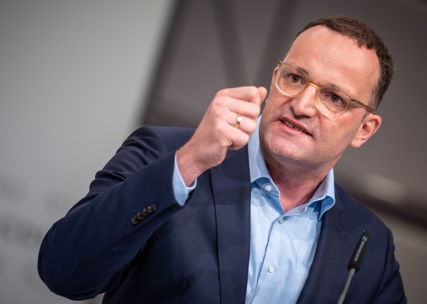 ARCHIV - 09.09.2022, Niedersachsen, Hannover: Jens Spahn spricht beim CDU-Bundesparteitag. Unionsfraktionsvize Jens Spahn pocht auf einen Weiterbetrieb der drei noch laufenden Atomkraftwerke in Deutsc ...