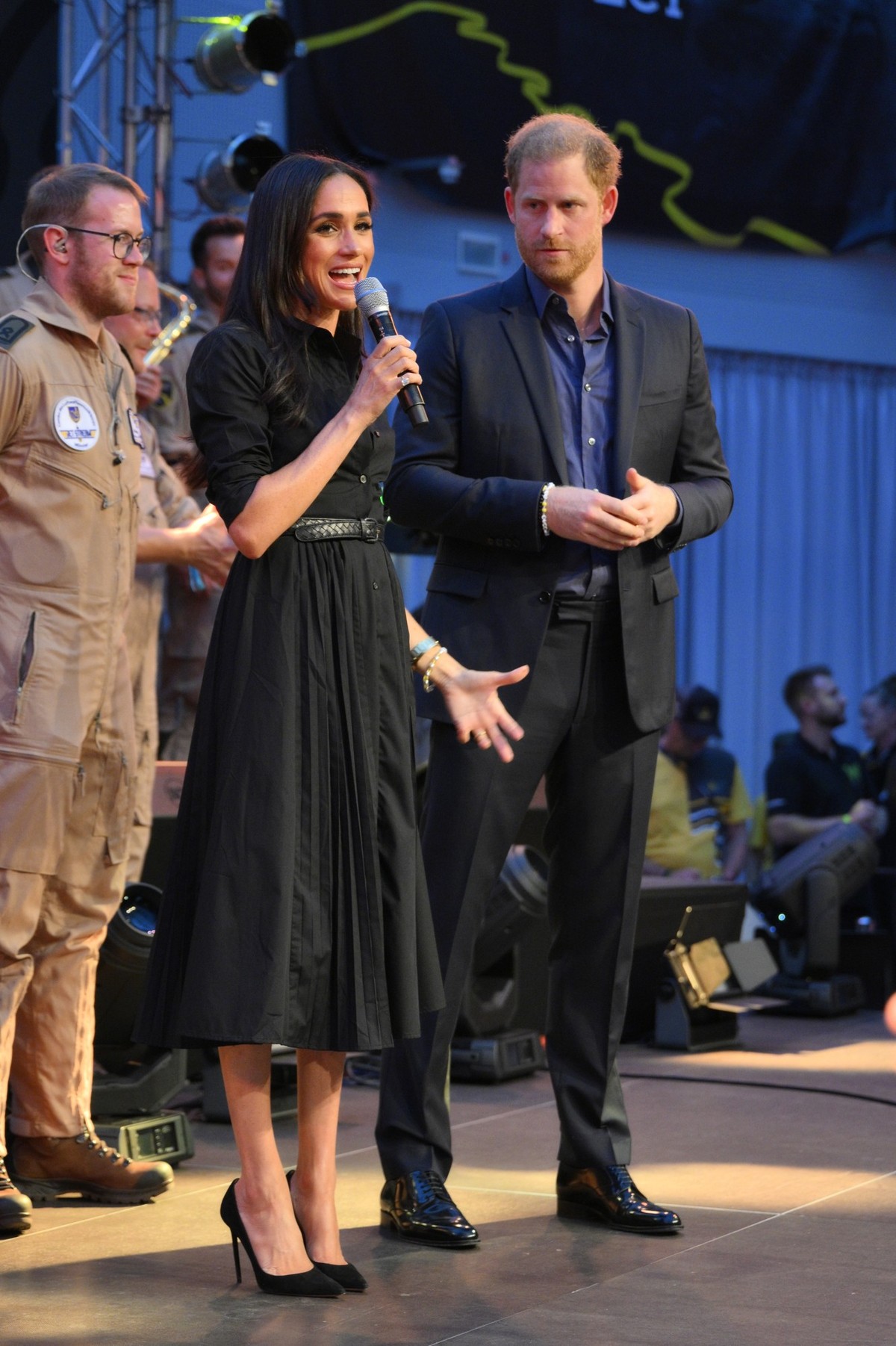 12.09.2023, Nordrhein-Westfalen, Düsseldorf: Prinz Harry von Großbritannien und seine Frau, Meghan, Herzogin von Sussex, stehen während der Invictus Games in Düsseldorf auf der Bühne. Beide nahmen an  ...