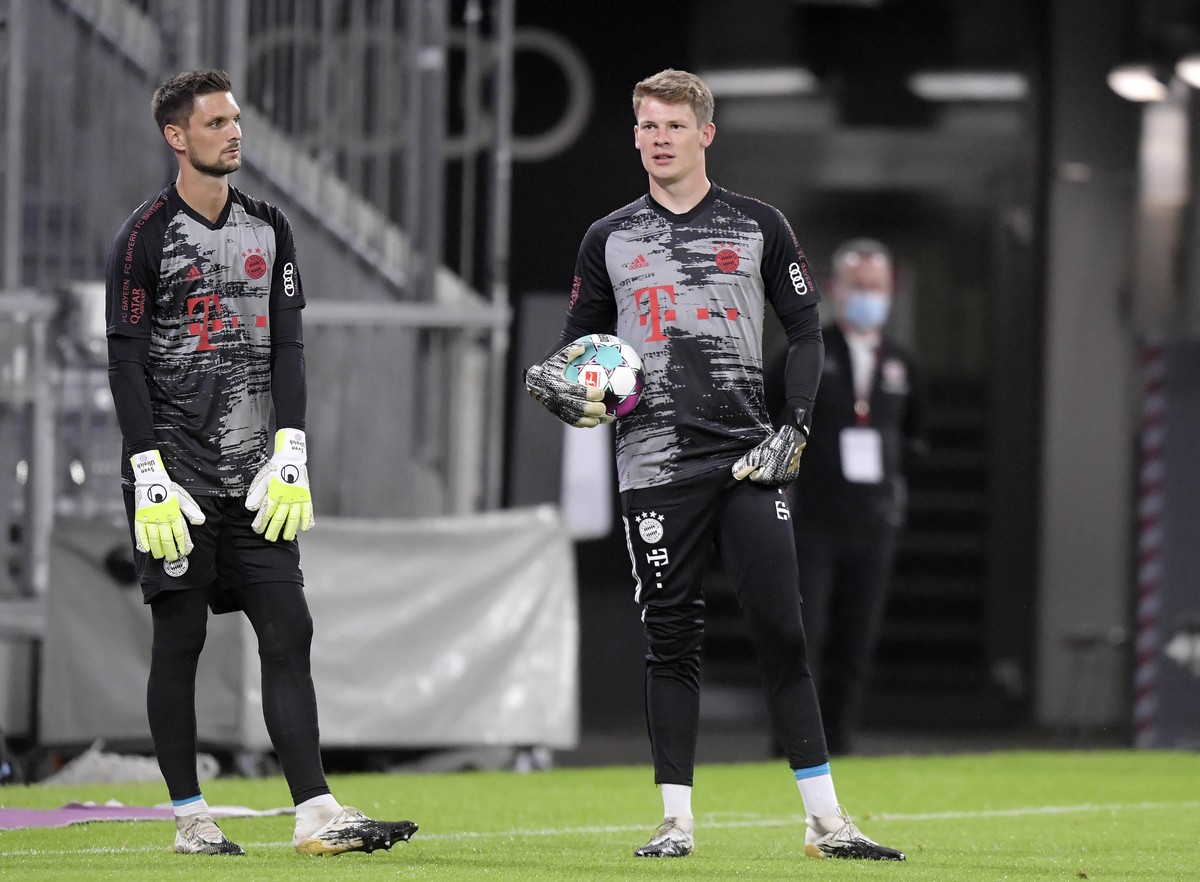 18.09.2020, Fussball 1. Bundesliga 2020/2021, 01. Spieltag, FC Bayern München - FC Schalke 04, in der Allianz-Arena München. Torwart Sven Ulreich FC Bayern München und Torwart Alexander Nübel FC Bayer ...