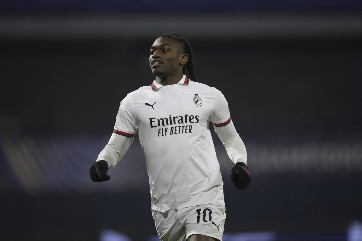 AC Milan&#039;s Rafael Leao stands on the pitch during a Champions League soccer match between Dinamo Zagreb and AC Milan at Maksimir stadium in Zagreb, Croatia, Wednesday, Jan. 29, 2025. (AP Photo/Da ...