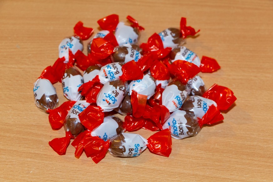 Primelin - France, January 05, 2019 : Wrapped Schoko-bons chocolates from Kinder brand xkwx Schoko-bons, kinder, chocolate, food, sweet, paper, tasty, dessert, choco, product, brand, candy, bag, packa ...