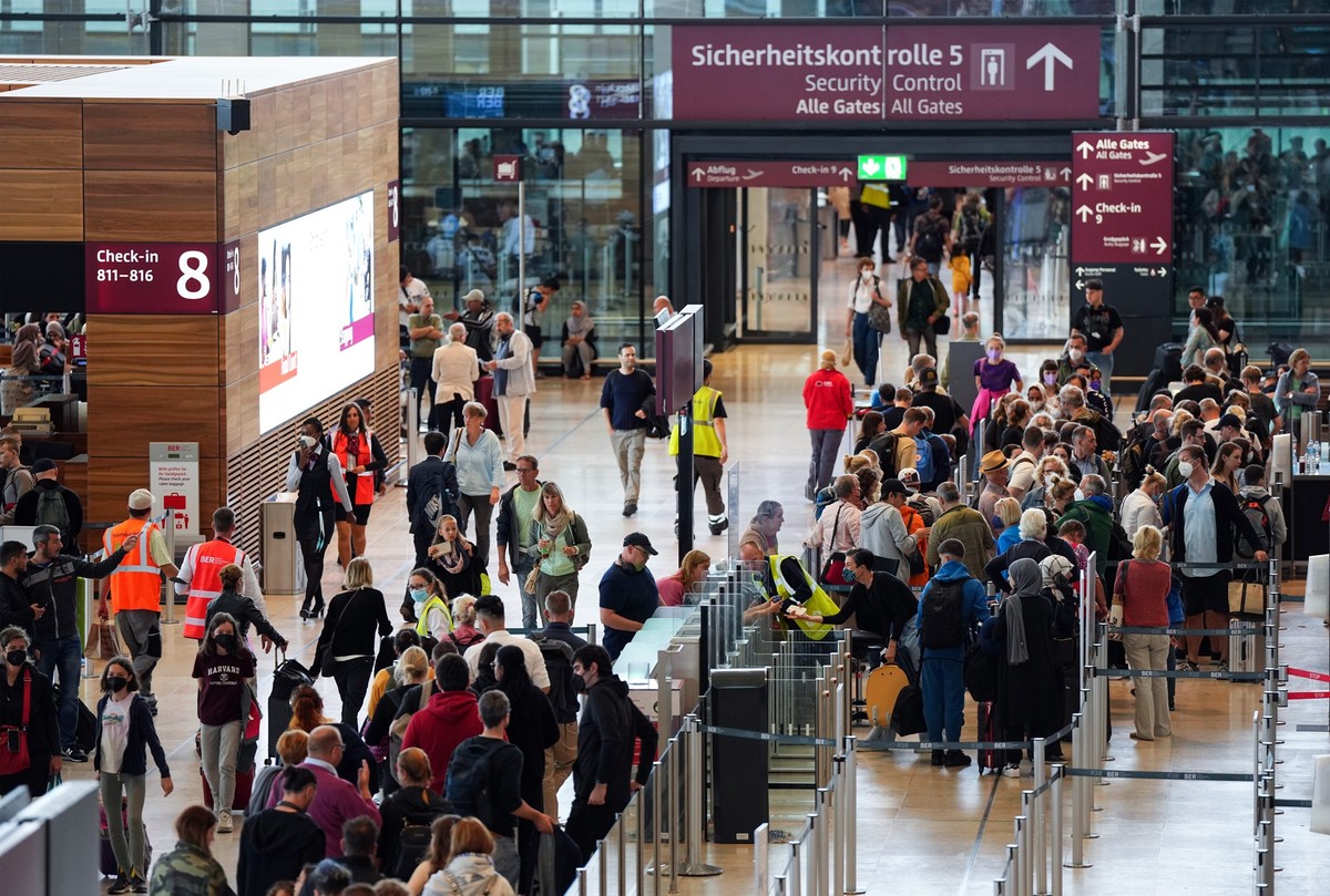 Reisende am Flughafen Berlin in den Sommerferien: In der Urlaubszeit sind die Flieger nicht nur in Deutschland stets voller Touristen.
