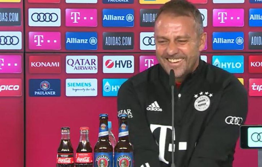 Bayern-Trainer Hansi Flick hat sich fast vor Lachen verschluckt.