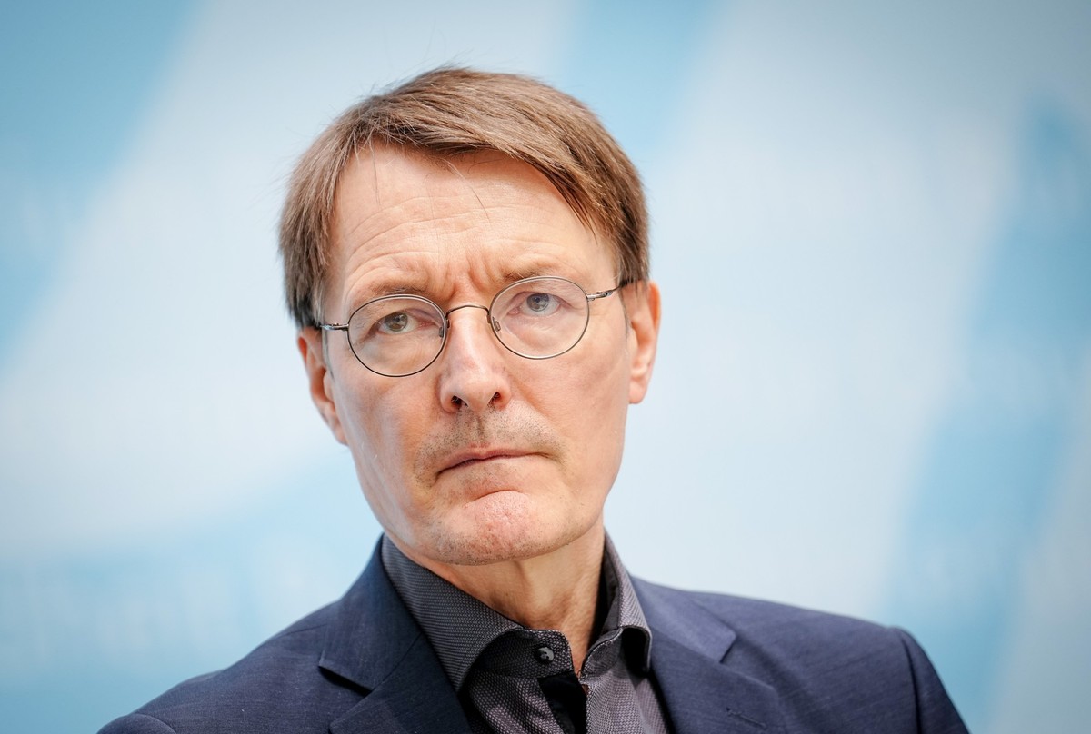 ARCHIV - 14.09.2022, Berlin: Karl Lauterbach (SPD), Bundesminister für Gesundheit, gibt in seinem Ministerium eine Pressekonferenz. Die Bundesanwaltschaft hat Anklage gegen eine mutmaßliche Terrorgrup ...