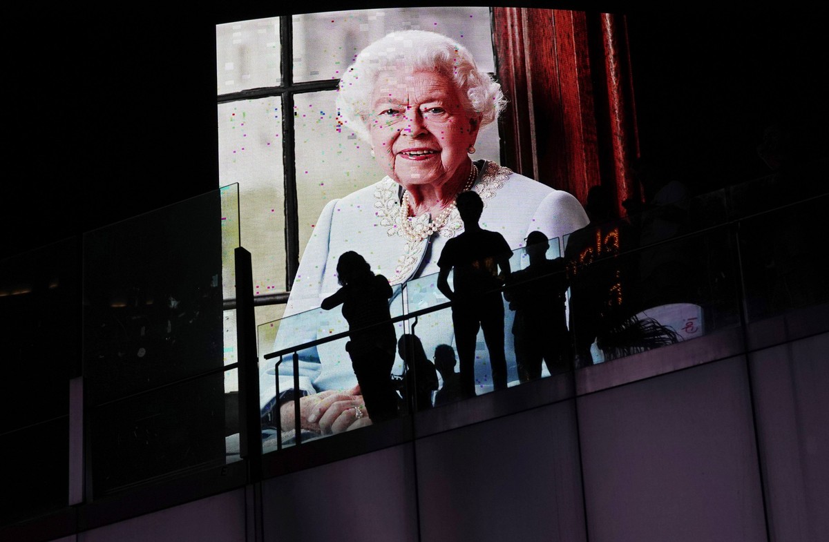 People walk along the Las Vegas Strip as an image of Queen Elizabeth II is displayed on a casino marquee Thursday, Sept. 8, 2022, in Las Vegas. Queen Elizabeth II, Britain's longest-reigning mona ...