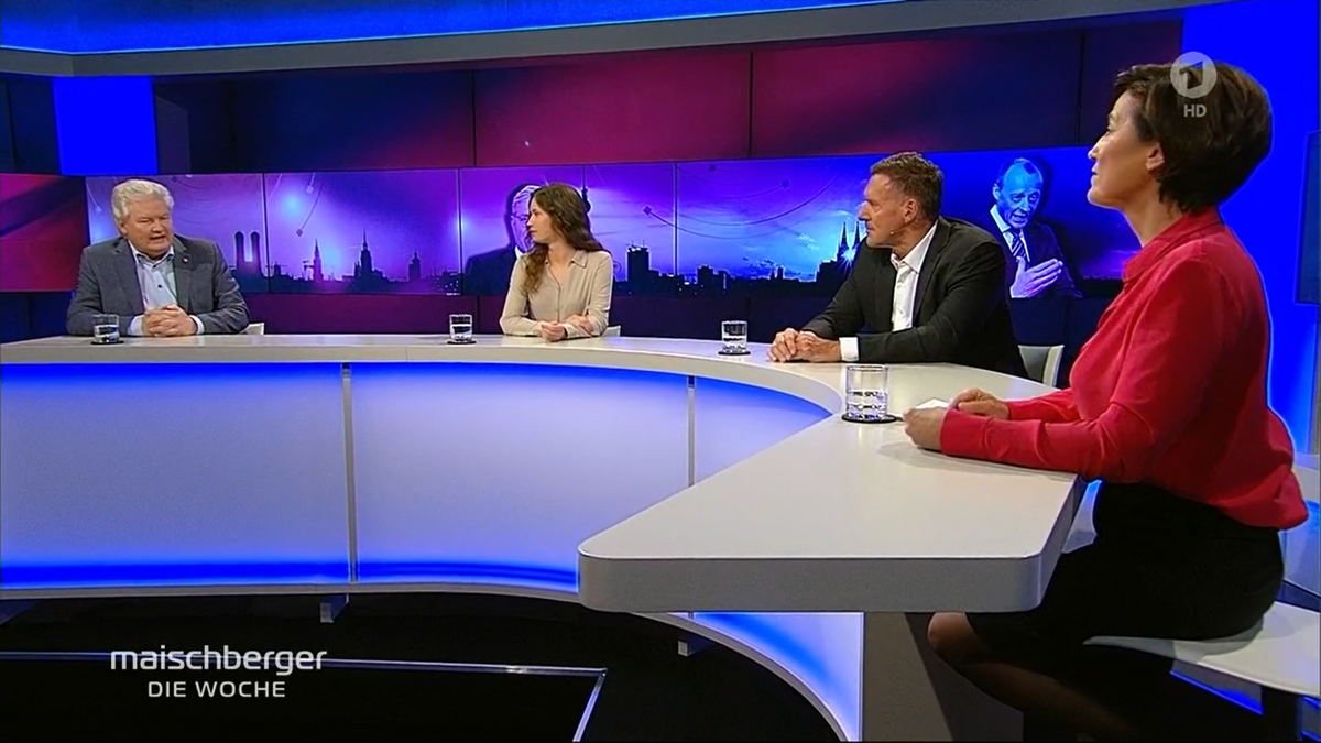 Sandra Maischberger (re.) mit ihren Kommentatoren Sigmund Gottlieb, Anna Mayr und Ralf Moeller (v. li.).