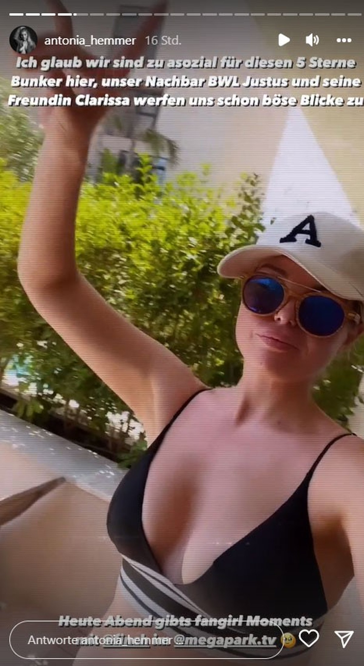 Antonia filmt sich am Hotel-Pool.