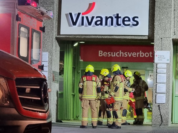 03.04.2023, Berlin: Feuerwehrleute sind am Klinikum am Urban im Einsatz. Bei dem Brand in einer Berliner Klinik sind drei Patienten und eine Krankenpflegerin schwer verletzt worden. Unter den Patiente ...