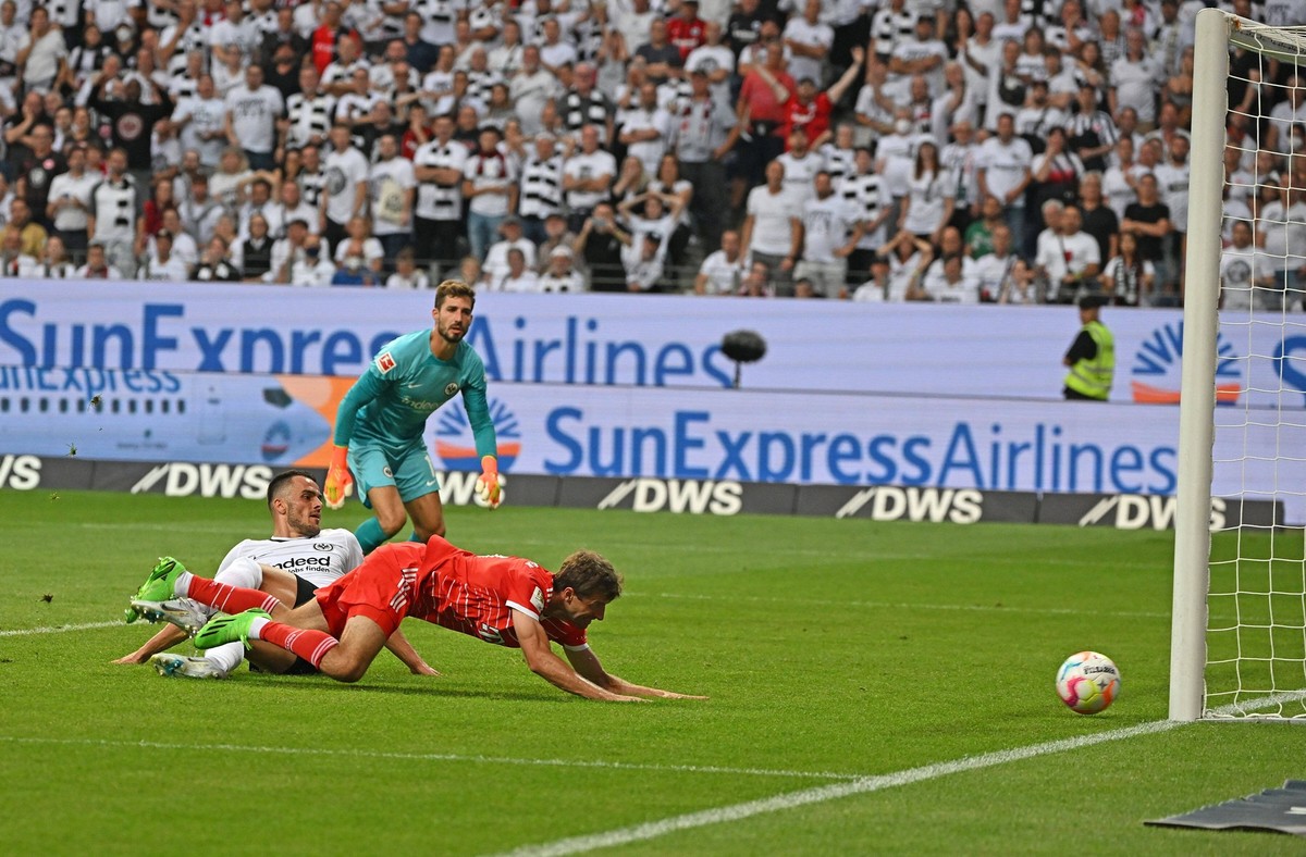 Auch im Liegen bekam Thomas Müller den Ball nicht ins Tor.
