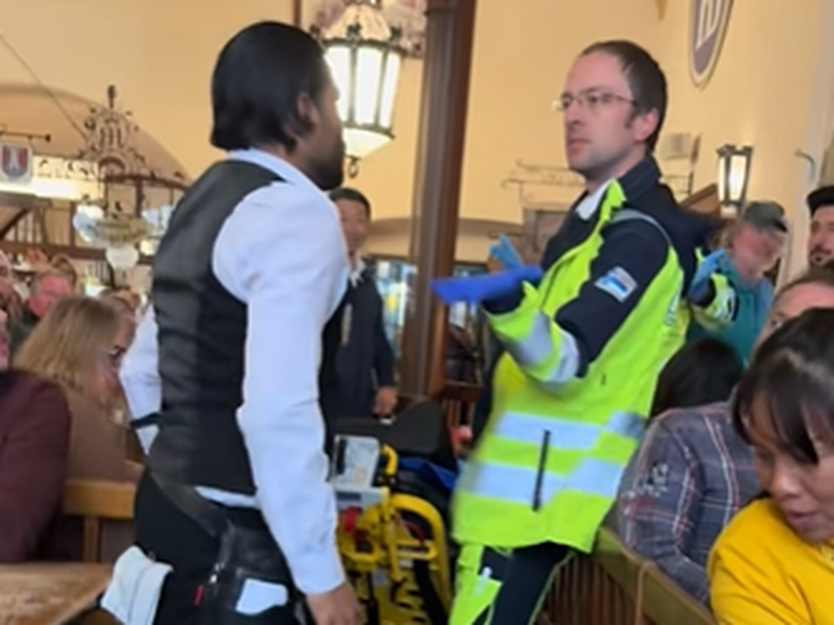 München: Die Szene zwischen Kellner und Sanitäter drohte zu eskalieren.