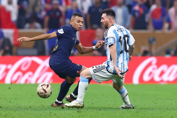 ARCHIV - 18.12.2022, Katar, Lusail: Fu�ball, WM 2022 in Katar, Argentinien - Frankreich, Finale, im Lusail Stadion, Argentiniens Lionel Messi (r) spielt gegen Frankreichs Kylian Mbappe. Bei seiner R�c ...