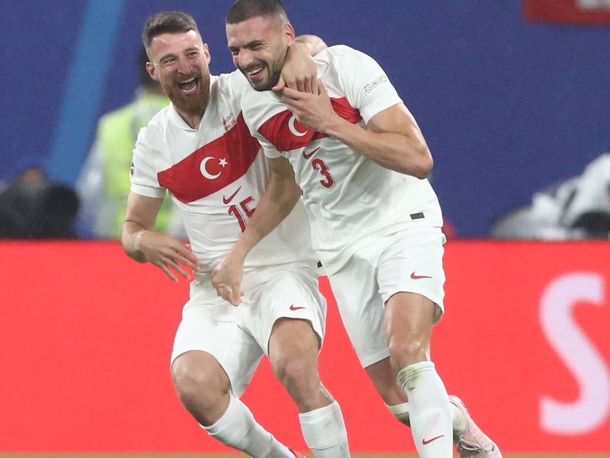02.07.2024, xtgx, Fussball EM 2024 1/8 Finale, Österreich - Türkei emspor, v.l. Salih Özcan Türkei Tuerkei, Merih Demiral Türkei Tuerkei celebrate the goal, Der Torjubel zum 2:0 UEFA REGULATIONS PROHI ...