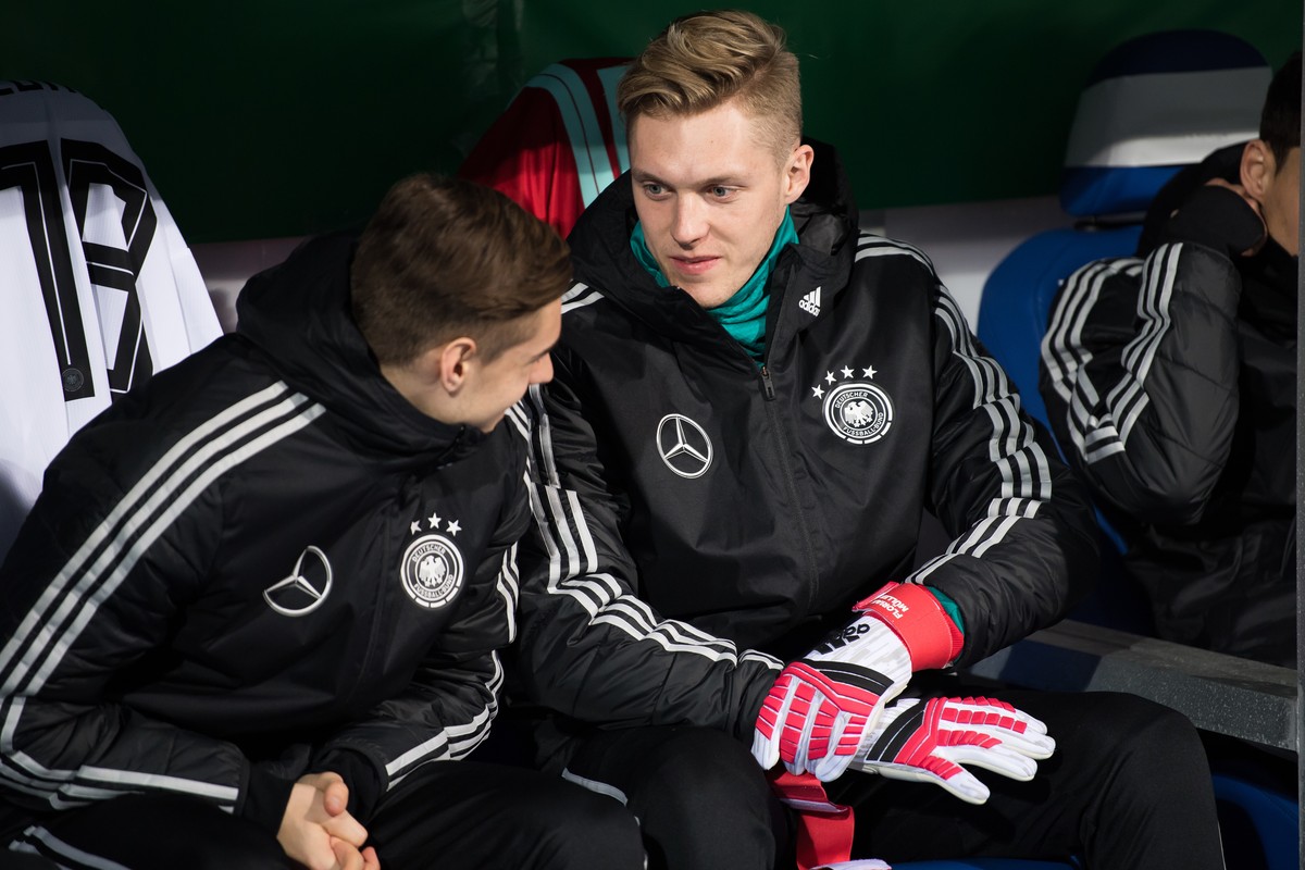 Florian Müller auf der Bank bei der U21