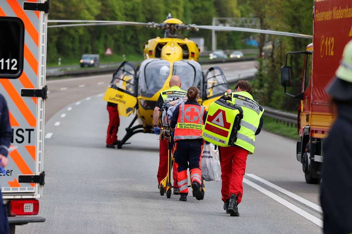 Niedernhausen, BAB A3, 01.05.2023, Schwerer Auffahrunfall Autobahn A3 Theißtal, Verkehrsunfall in Richtung Frankfurt mit Personenschaden und Hubschraubereinsatz. Rettungskräfte bringen eine verletzte  ...