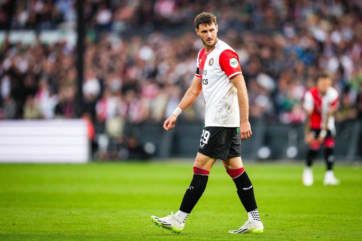 Eredivisie: Feyenoord v Go Ahead Eagles Rotterdam - Santiago Gimenez of Feyenoord during the Eredivisie match between Feyenoord v Go Ahead Eagles at Stadion Feijenoord De Kuip on 30 September 2023 in  ...