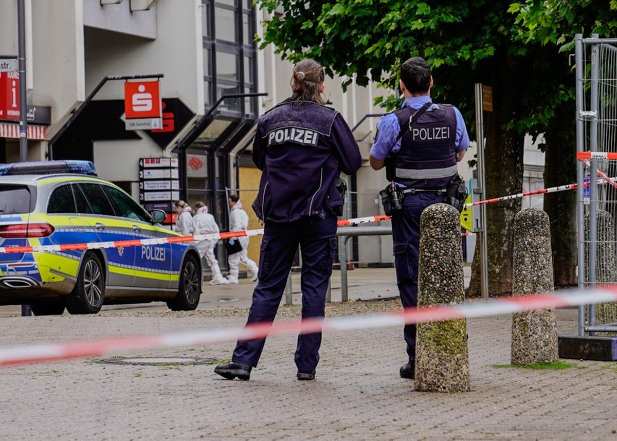 03.07.2024, Saarland, Saarlouis: Polizisten sind in der Innenstadt von Saarlouis im Einsatz. In einem Gebäude, in dem sich eine Bank befindet, war zuvor eine Leiche gefunden worden. Foto: Patrick von ...