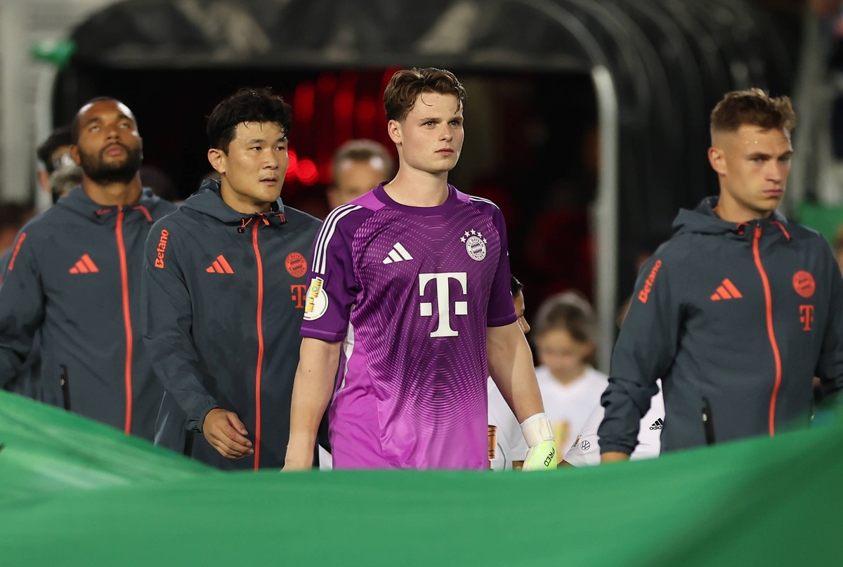 27.08.2025, xdcx, Fussball DFB-Pokal 1. Runde, SV Wehen Wiesbaden - FC Bayern M�nchen, v.l., Torwart Jonas Urbig FC Bayern M�nchen DFL/DFB REGULATIONS PROHIBIT ANY USE OF PHOTOGRAPHS AS IMAGE SEQUENCE ...