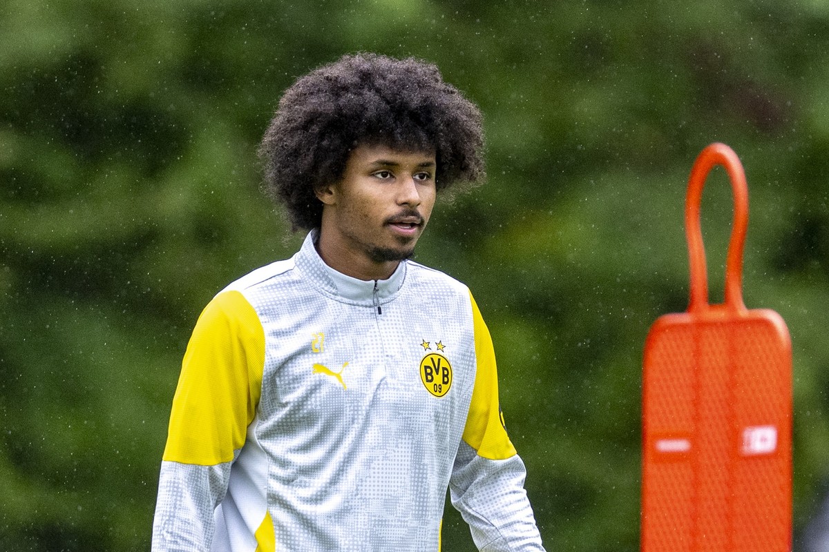 04.08.2025, Österreich, Saalfelden: Fußball: Bundesliga, Trainingslager Borussia Dortmund: Karim Adeyemi reagiert. Foto: David Inderlied/dpa - WICHTIGER HINWEIS: Gemäß den Vorgaben der DFL Deutsche Fu ...