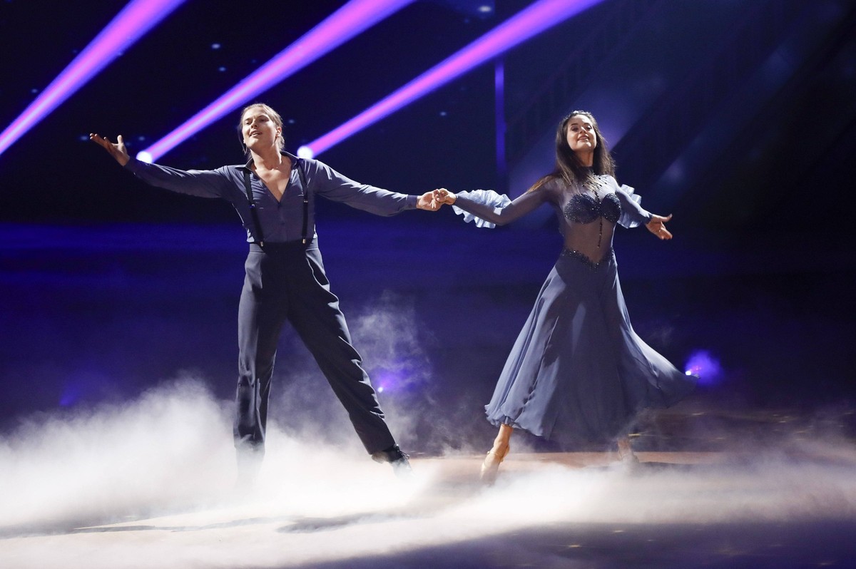 Gabriel Kelly mit Malika Dzumaev in der achten Live-Show der 17. Staffel der RTL-Tanzshow Let s Dance im MMC Coloneum. K�ln, 26.04.2024 *** Gabriel Kelly with Malika Dzumaev in the eighth live show of ...